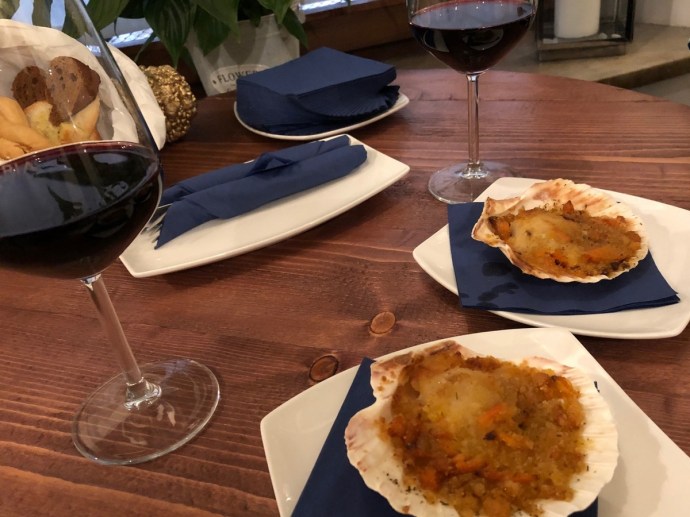 Baked scallops with breading and carrots at Salvmeria