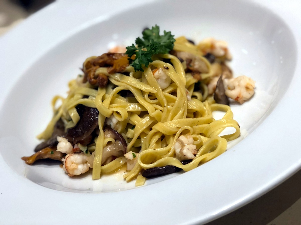 Spaghetti with shrimp and wild mushrooms at Trattoria Da Jonny